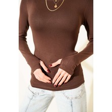 Triya Wear Studio- Kahverengi Kayık Yaka Kadın Bluz- Parmak Geçmeli