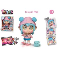 Trotties Mia, Trottie Tokyo Bebek, Animasyon Serisinden Seyahat Bebekleri, Çanta ve Harita Gibi Aksesuarları Vardır, 3 Yaşından Itibaren Çocuklara Hediye Etmek Için Ideal, Famosa (TFT01000)