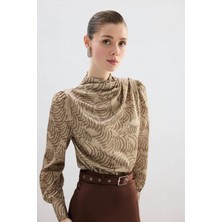Sateen Drape Detaylı Desenli Bluz - Vizon