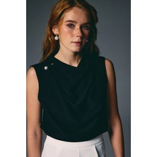 Sateen Inci Broşlu Degaje Bluz - Siyah