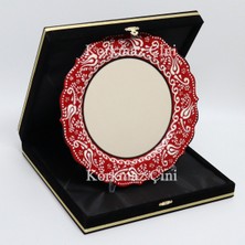 Korkmaz Çini 26 cm Beyaz Kabartma Kaligrafi Tabağı