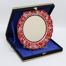 Korkmaz Çini 26 cm Beyaz Kabartma Kaligrafi Tabağı