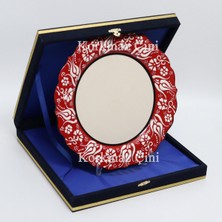Korkmaz Çini 26 cm Beyaz Kabartma Kaligrafi Tabağı