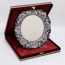 Korkmaz Çini 26 cm Beyaz Kabartma Kaligrafi Tabağı