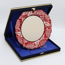 Korkmaz Çini 26 cm Beyaz Kabartma Kaligrafi Tabağı