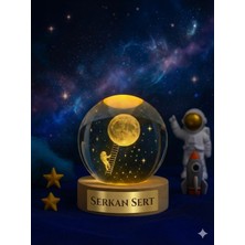 Kesene Isime Kişiye Özel Ledli USB Ahşap Standlı Merdivenle Aya Çıkan Astronot Temalı Küre Oda Gece Lambası