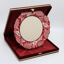 Korkmaz Çini 26 cm Beyaz Kabartma Kaligrafi Tabağı