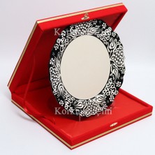 Korkmaz Çini 26 cm Beyaz Kabartma Kaligrafi Tabağı