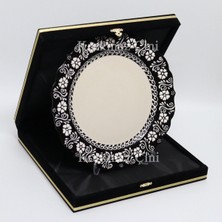 Korkmaz Çini 26 cm Beyaz Kabartma Kaligrafi Tabağı
