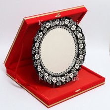 Korkmaz Çini 26 cm Beyaz Kabartma Kaligrafi Tabağı