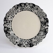 Korkmaz Çini 26 cm Beyaz Kabartma Kaligrafi Tabağı