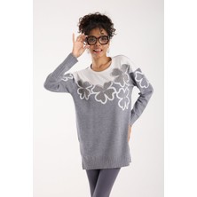 Moda Days Kadın Beyaz-Gri Iki Renkli Taş Detaylı Çiçek Desenli Yan Yırtmaçlı Bisiklet Yaka Triko Tunik