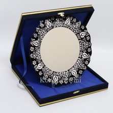 Korkmaz Çini 26 cm Beyaz Kabartma Kaligrafi Tabağı