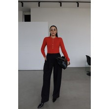 Özge Özgenç Çift Pileli Düğme Detaylı Kumaş Pantolon