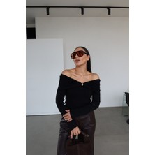 Özge Özgenç Madonna Yaka Aksesuarlı Triko