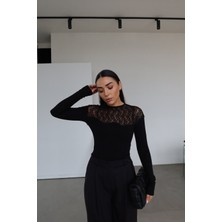 Özge Özgenç Göğüsü Dantelli Arkası Düğmeli Bluz