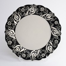Korkmaz Çini 26 cm Beyaz Kabartma Kaligrafi Tabağı
