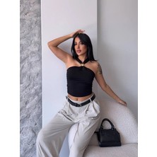 Hazelin Kadın Siyah Halter Yaka Metal Detaylı Şık Crop Bluz HZL25S-FRY123251