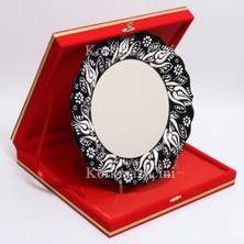 Korkmaz Çini 26 cm Beyaz Kabartma Kaligrafi Tabağı