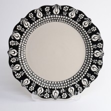 Korkmaz Çini 26 cm Beyaz Kabartma Kaligrafi Tabağı