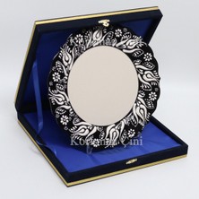 Korkmaz Çini 26 cm Beyaz Kabartma Kaligrafi Tabağı