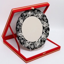 Korkmaz Çini 26 cm Beyaz Kabartma Kaligrafi Tabağı