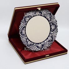 Korkmaz Çini 26 cm Beyaz Kabartma Kaligrafi Tabağı