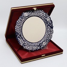 Korkmaz Çini 26 cm Beyaz Kabartma Kaligrafi Tabağı