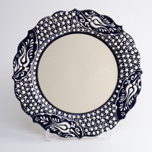 Korkmaz Çini 26 cm Beyaz Kabartma Kaligrafi Tabağı