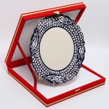 Korkmaz Çini 26 cm Beyaz Kabartma Kaligrafi Tabağı