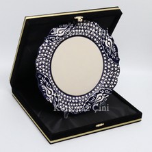 Korkmaz Çini 26 cm Beyaz Kabartma Kaligrafi Tabağı