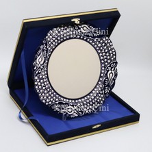 Korkmaz Çini 26 cm Beyaz Kabartma Kaligrafi Tabağı