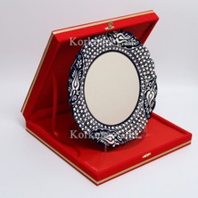 Korkmaz Çini 26 cm Beyaz Kabartma Kaligrafi Tabağı