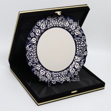 Korkmaz Çini 26 cm Beyaz Kabartma Kaligrafi Tabağı