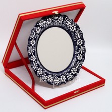 Korkmaz Çini 26 cm Beyaz Kabartma Kaligrafi Tabağı