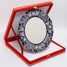 Korkmaz Çini 26 cm Beyaz Kabartma Kaligrafi Tabağı