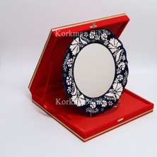 Korkmaz Çini 26 cm Beyaz Kabartma Kaligrafi Tabağı