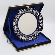 Korkmaz Çini 26 cm Beyaz Kabartma Kaligrafi Tabağı