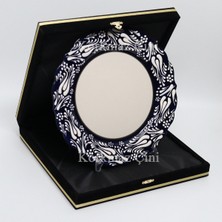 Korkmaz Çini 26 cm Beyaz Kabartma Kaligrafi Tabağı