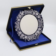 Korkmaz Çini 26 cm Beyaz Kabartma Kaligrafi Tabağı