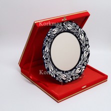Korkmaz Çini 26 cm Beyaz Kabartma Kaligrafi Tabağı