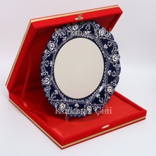 Korkmaz Çini 26 cm Beyaz Kabartma Kaligrafi Tabağı