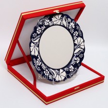 Korkmaz Çini 26 cm Beyaz Kabartma Kaligrafi Tabağı