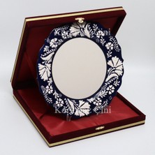 Korkmaz Çini 26 cm Beyaz Kabartma Kaligrafi Tabağı