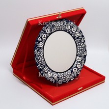 Korkmaz Çini 26 cm Beyaz Kabartma Kaligrafi Tabağı