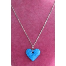 Canlı Mavi Renkte, Damar Desenli Bir Doğal Taş. Bu Görünüm Turkuaz (Firuze) Taşına Aittir. Ürün Adı: Mavi Turkuaz Doğaltaş Kalp Kolye