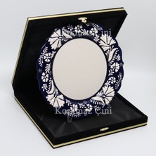 Korkmaz Çini 26 cm Beyaz Kabartma Kaligrafi Tabağı