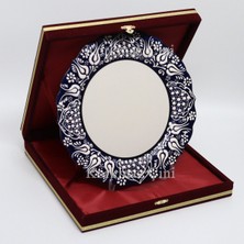 Korkmaz Çini 26 cm Beyaz Kabartma Kaligrafi Tabağı