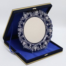 Korkmaz Çini 26 cm Beyaz Kabartma Kaligrafi Tabağı