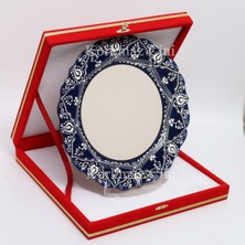 Korkmaz Çini 26 cm Beyaz Kabartma Kaligrafi Tabağı